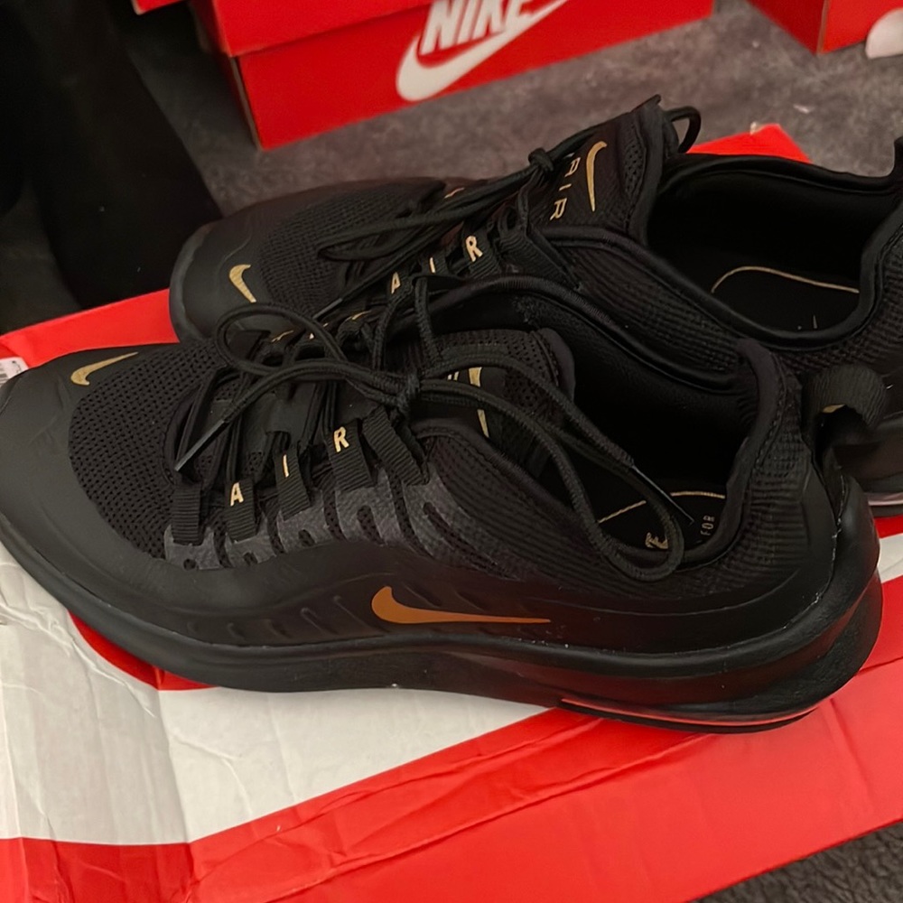 Nike air max axis 8.5 worn once